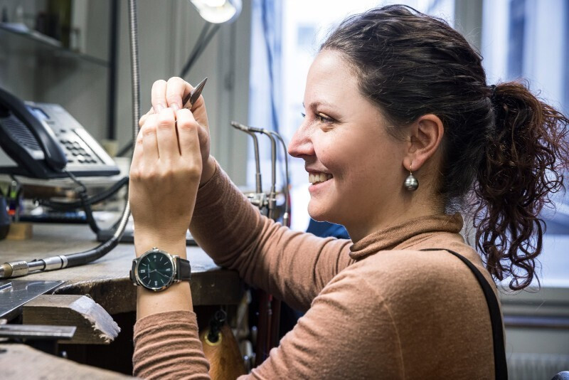 Anika Blatter bei der Arbeit im Atelier